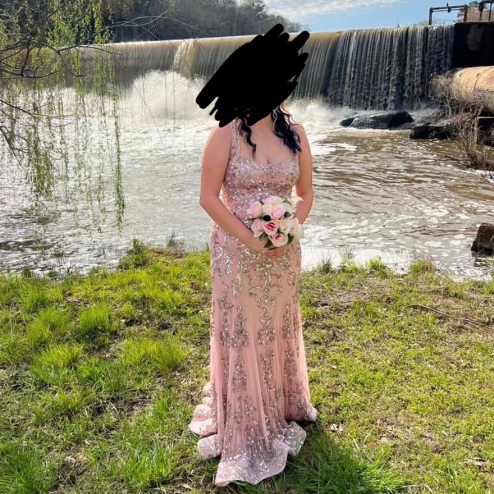 I’m trying to sell my beautiful Sherri hill dress.